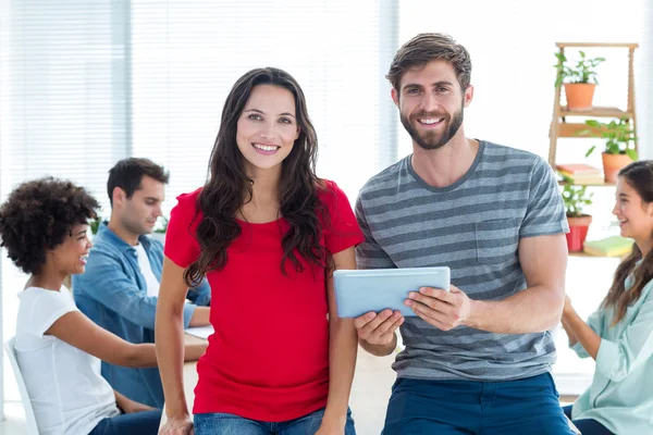 Jóvenes empresarios usando una tableta —  Fotos de Stock