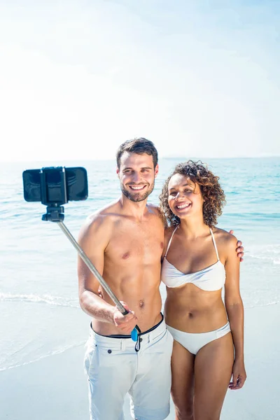 Pareja haciendo selfie con monopod — Foto de Stock