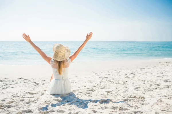 Bella donna bionda in una giornata di sole — Foto Stock