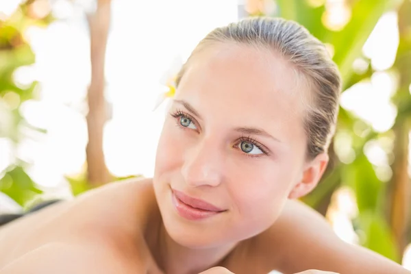 Blonde lying on towel at spa — Stockfoto