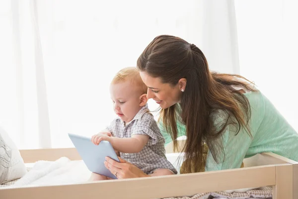 Madre usando tableta con bebé niño — Foto de Stock