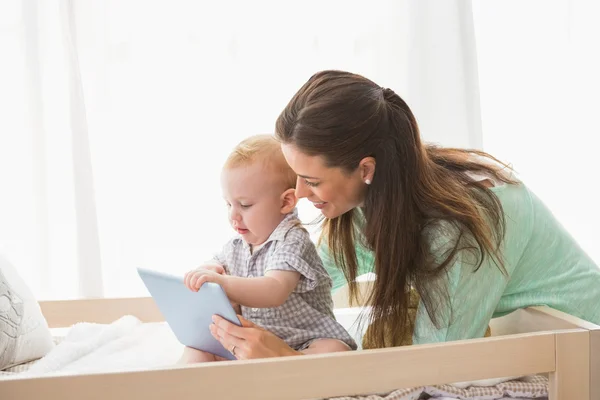 Mutter benutzt Tablette mit Baby — Stockfoto