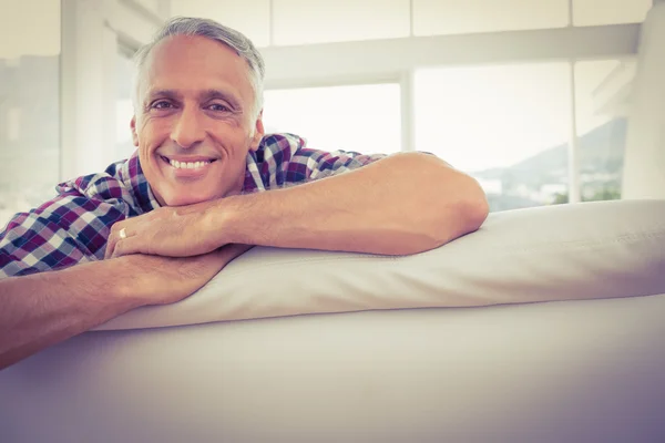 Rejeté homme d'affaires souriant à la caméra — Photo