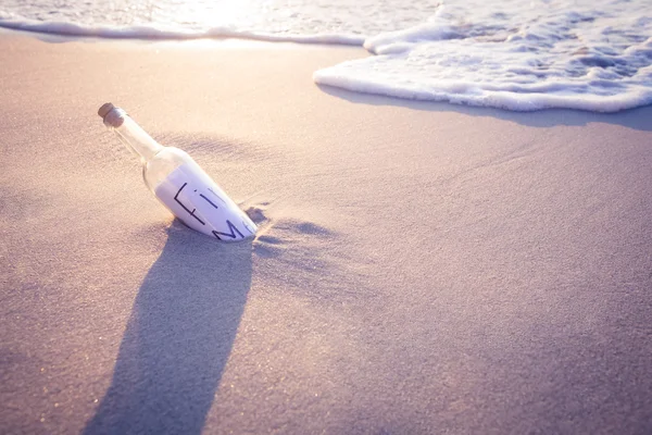 Message in a bottle on beach — Stock Photo, Image