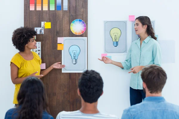 Casual joven empresaria dando la presentación a los colegas — Foto de Stock