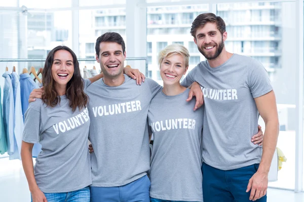 Voluntários felizes amigos sorrindo para a câmera — Fotografia de Stock