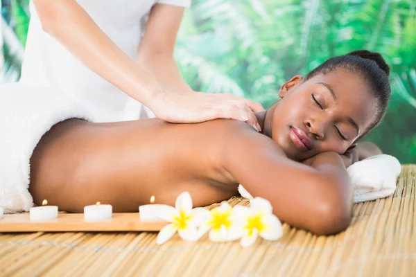 Vrouw genieten van een massage — Stockfoto