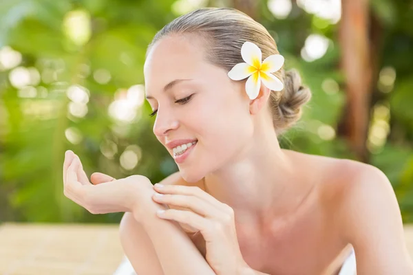 Blonde lying on towel at health spa — Stockfoto