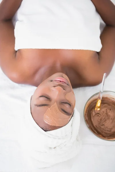 Donna ottenere cioccolato trattamento viso — Foto Stock