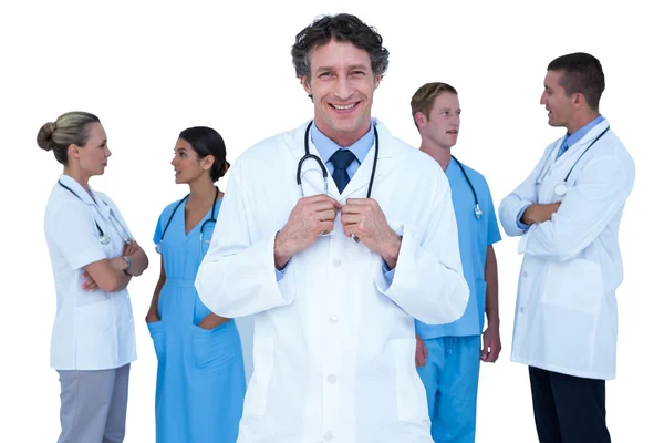 Ärzte und Krankenschwestern diskutieren gemeinsam — Stockfoto