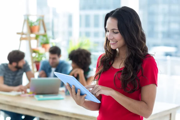 Smiling young businesswoman using tablet — Stock Photo, Image