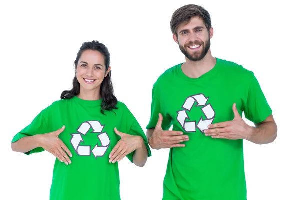 Amigos usando camisetas de reciclagem apontando-se — Fotografia de Stock