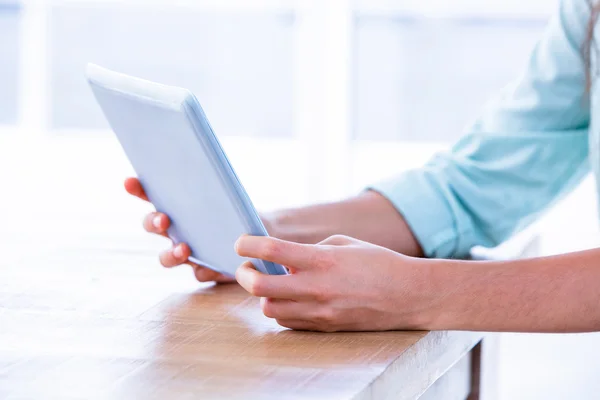 Close up van vrouw met behulp van Tablet PC in de vergadering — Stockfoto