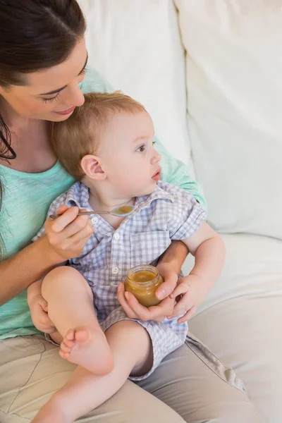 Mãe alimentando seu bebê menino — Fotografia de Stock