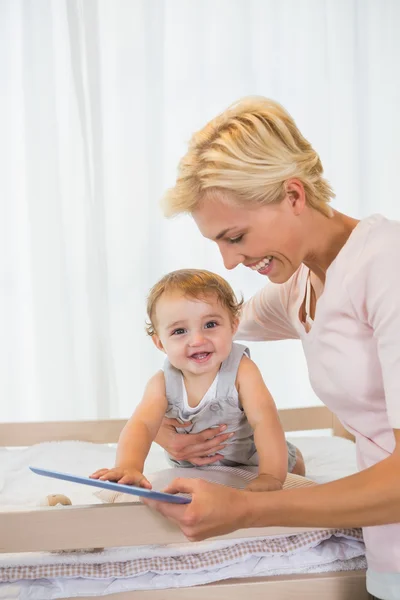 Woman with son using tablet — Stock Photo, Image