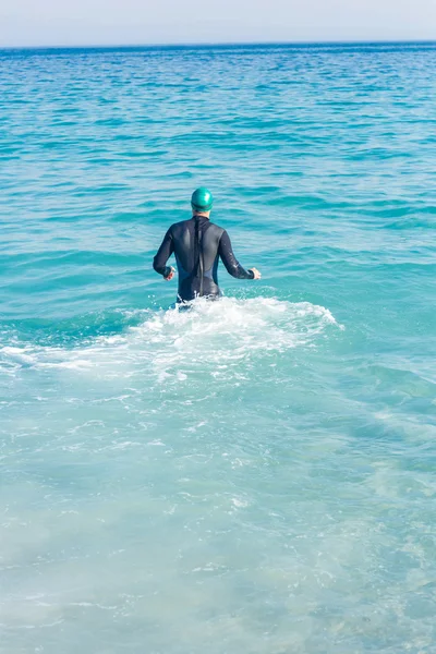 Swimmer running in the ocean — Stockfoto