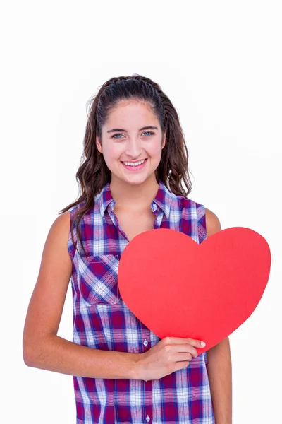 Ładna brunetka trzymając papier serca — Zdjęcie stockowe