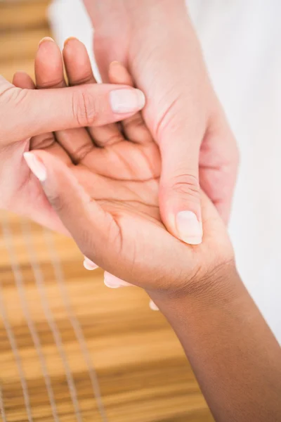 Kvinnan njuter hand massage — Stockfoto