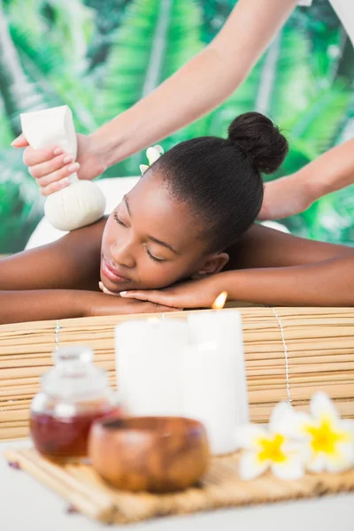 Mulher desfrutando de ervas comprimir massagem — Fotografia de Stock