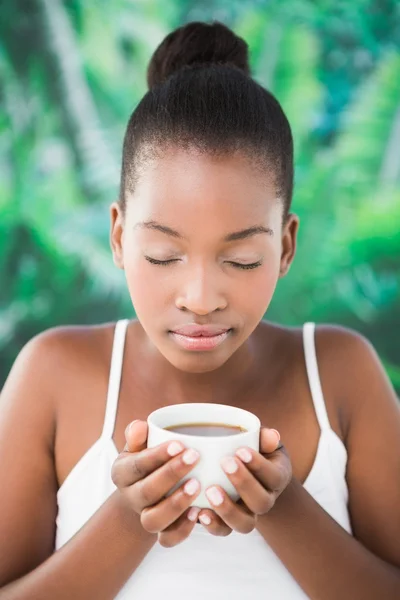 Kvinnan dricker kaffe — Stockfoto