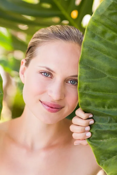 Schöne junge Frau — Stockfoto