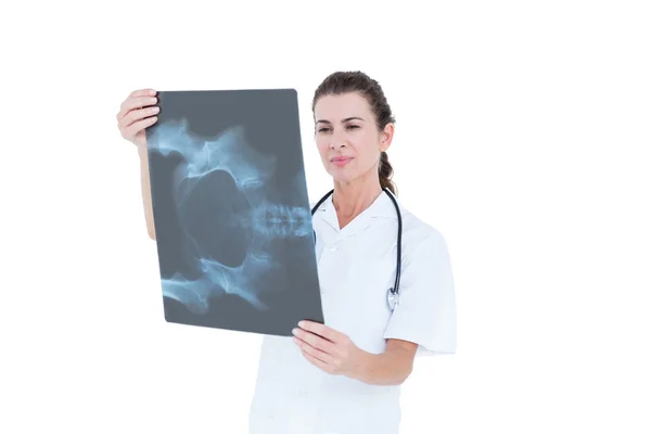 Médico concentrado mirando rayos X —  Fotos de Stock