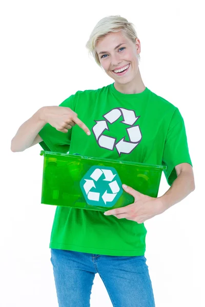 Rubia vistiendo una camiseta de reciclaje sosteniendo caja de reciclaje —  Fotos de Stock