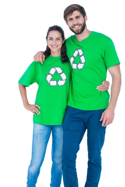 Przyjaciele noszenie koszulki recyklingu — Zdjęcie stockowe
