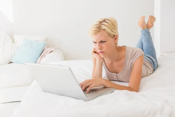 Mujer seria usando portátil — Foto de Stock