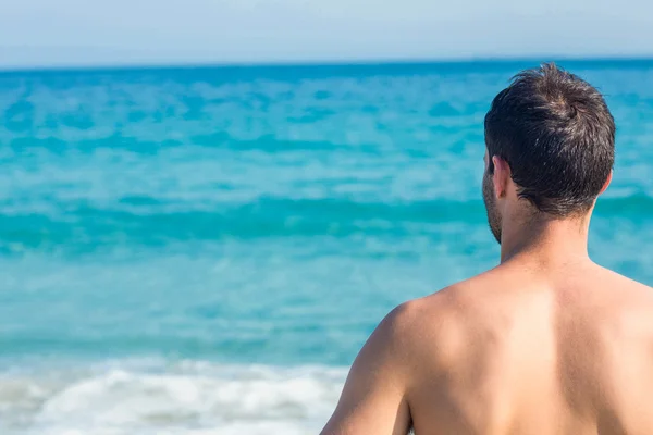 Man kijkt naar de oceaan — Stockfoto