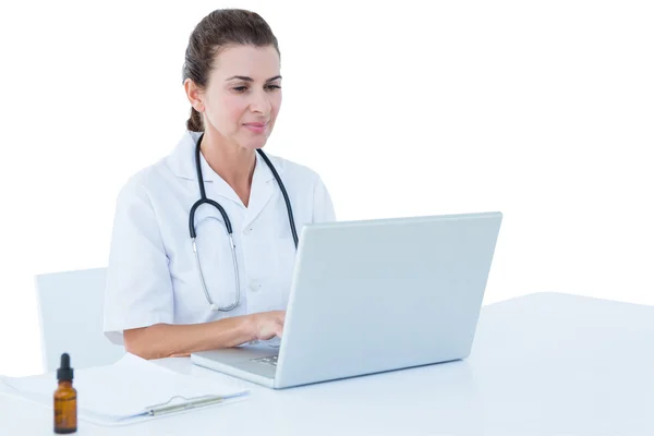 그녀의 노트북에서 일 하는 의사 — 스톡 사진