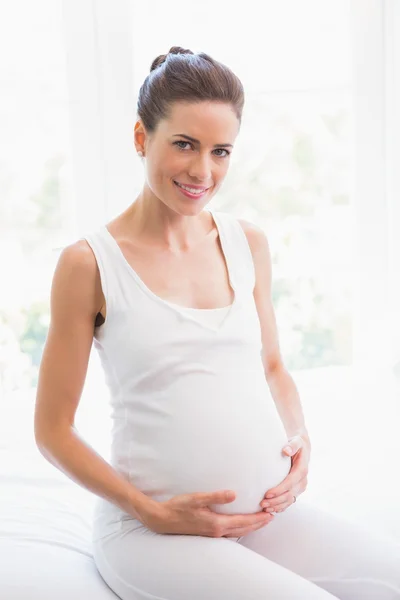 Pregnancy sitting on sofa — 图库照片