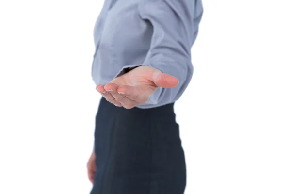 Mujer de negocios presentando con la mano — Foto de Stock