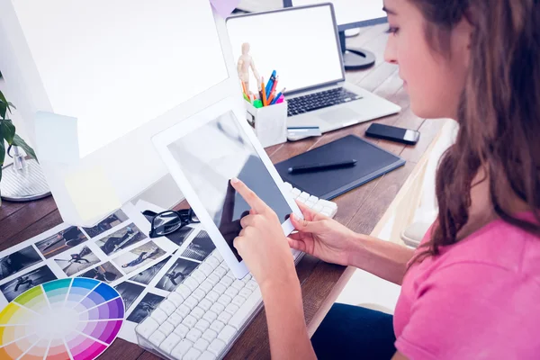 Criativa jovem empresária usando tablet — Fotografia de Stock