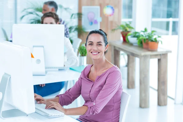 Porträtt av affärskvinna med hjälp av dator — Stockfoto