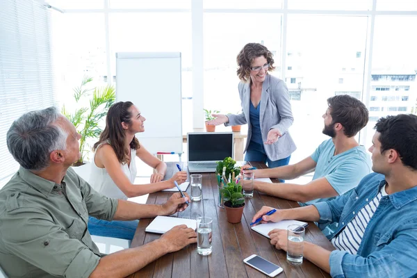 Zakenvrouw in een presentatie geeft — Stockfoto