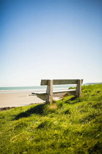 Sten bänk nära havet — Stockfoto