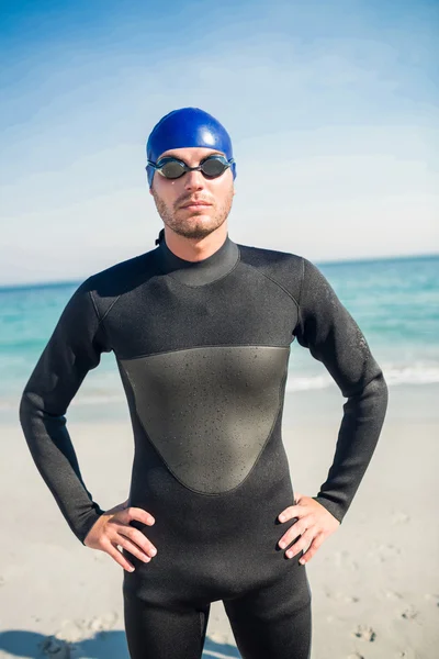 Nadador se preparando na praia — Fotografia de Stock