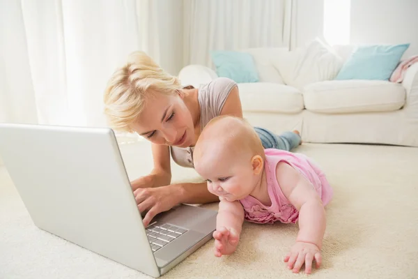 Mère avec bébé fille en utilisant un ordinateur portable — Photo