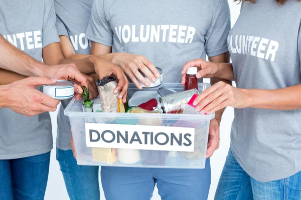 Vrijwilligers vrienden scheiden donatie voeders Stockafbeelding