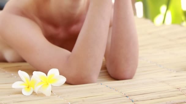 Mujer acostada en mesa de masaje — Vídeos de Stock