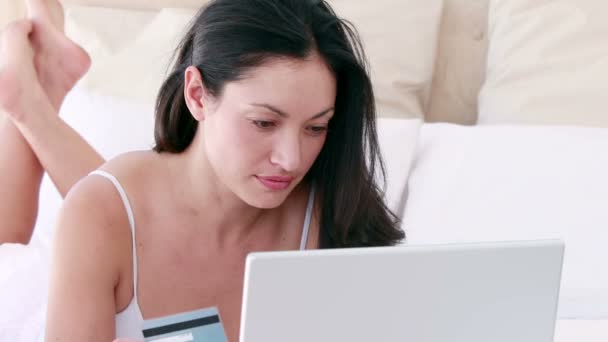 Jolie femme brune utilisant un ordinateur — Video