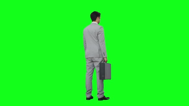 Empresario de pie sosteniendo su maletín — Vídeos de Stock