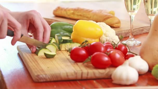 Los hombres cocinar verduras — Vídeos de Stock