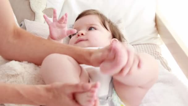 Mãe brincando com bebê menina — Vídeo de Stock
