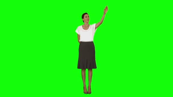 Affärskvinna står och pekar — Stockvideo