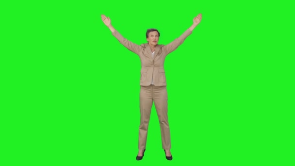Деловая женщина, стоящая с поднятыми руками — стоковое видео