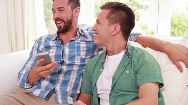 Feliz homosexual pareja hombres telefonear — Vídeos de Stock