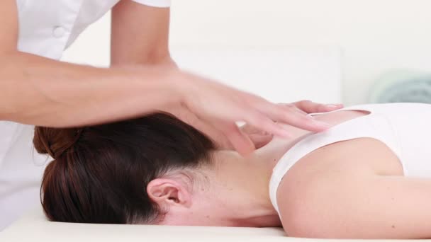 Fisioterapeuta haciendo masaje de cuello a su paciente — Vídeos de Stock