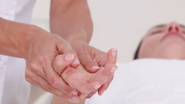 Физиотерапевт делает массаж рук пациентке — стоковое видео